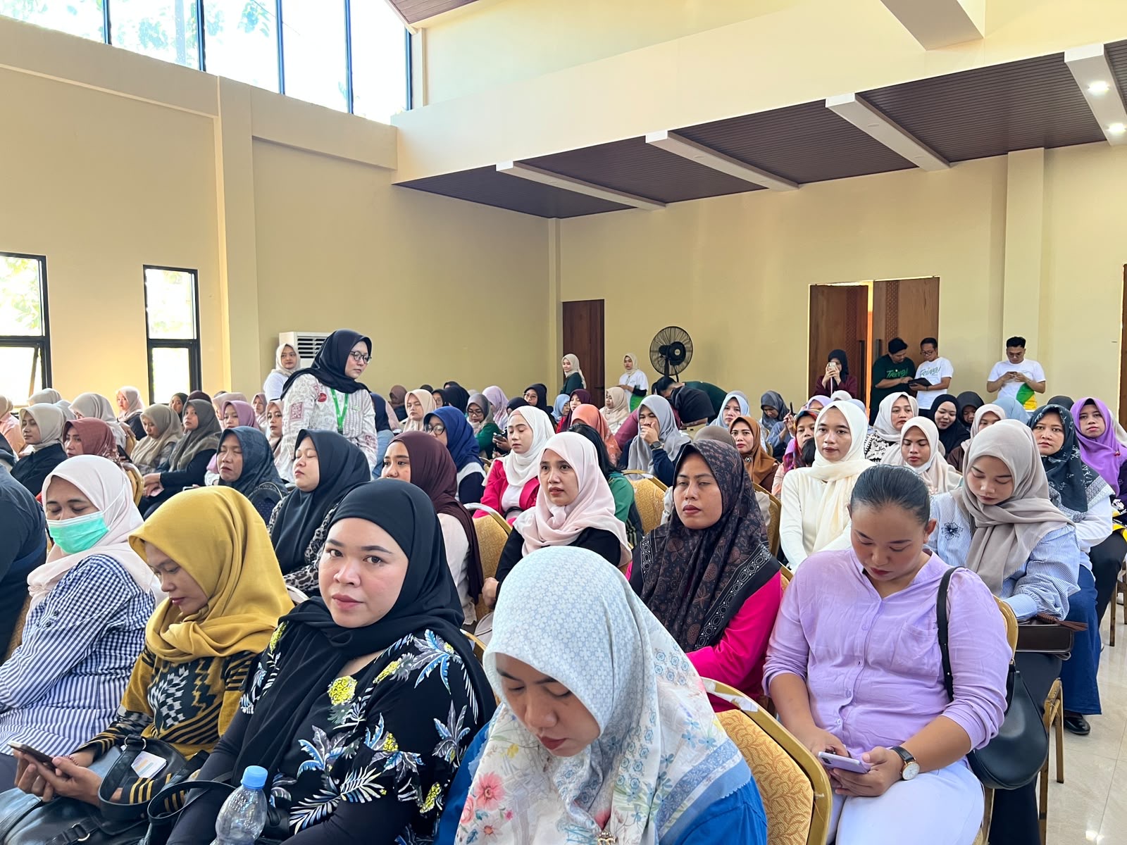 Orang tua peserta mengikuti kegiatan parenting di Jepara