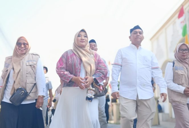 
					Lautan Warga Antar Teh Alya ke Kantor Desa, Pendaftaran Calon Kades Bengle Jadi Perhatian