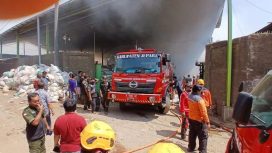 Kebakaran Pabrik di Pengkol Jepara, 10 Mesin Produksi dan Bahan Baku Ikut Terbakar