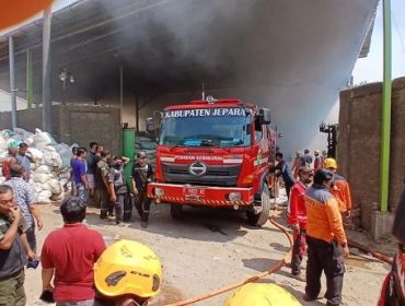 Kebakaran Pabrik di Pengkol Jepara, 10 Mesin Produksi dan Bahan Baku Ikut Terbakar