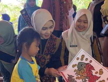 Peserta menunjukkan hasil karya kolase bertema kemaritiman dalam kegiatan di Desa Senenan, Jepara.