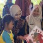Peserta menunjukkan hasil karya kolase bertema kemaritiman dalam kegiatan di Desa Senenan, Jepara.