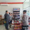 Personel Polsek Keling melakukan patroli di Toko Bumdes Jlegong, Kecamatan Keling, Jepara.