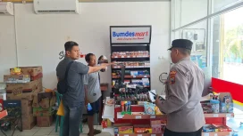 Personel Polsek Keling melakukan patroli di Toko Bumdes Jlegong, Kecamatan Keling, Jepara.