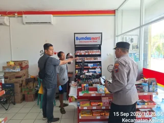 Personel Polsek Keling melakukan patroli di Toko Bumdes Jlegong, Kecamatan Keling, Jepara.