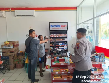 Personel Polsek Keling melakukan patroli di Toko Bumdes Jlegong, Kecamatan Keling, Jepara.