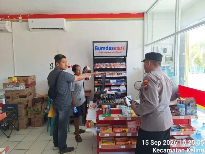 
					Personel Polsek Keling melakukan patroli di Toko Bumdes Jlegong, Kecamatan Keling, Jepara.