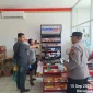 Personel Polsek Keling melakukan patroli di Toko Bumdes Jlegong, Kecamatan Keling, Jepara.